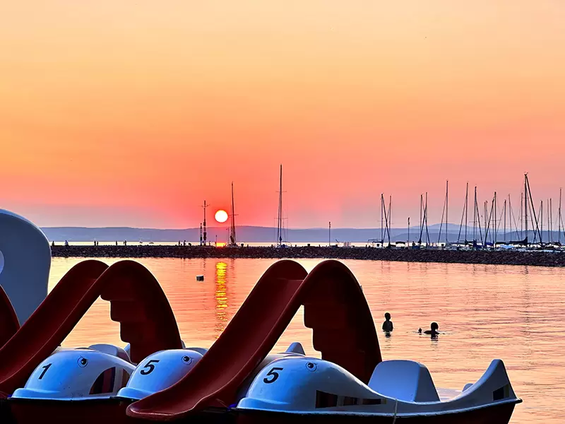 Csal&aacute;dos h&eacute;tv&eacute;ge a Balatonon